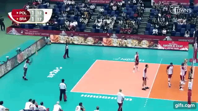 Siatkarz w koszulce Polski podrzucajacy pilke do serwu